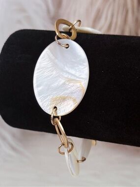 Beautiful, goldtone, shell costume bracelet